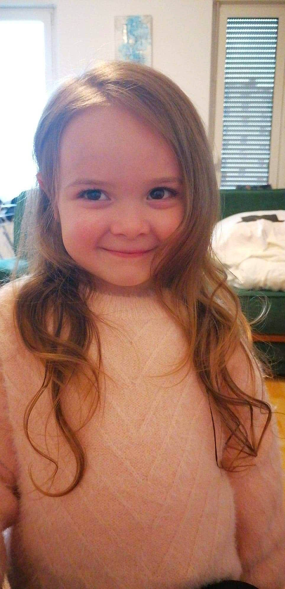 Ilaria a rejoint le concours — aidez-le/la à gagner de superbes lots ! cheek, chin, eye, eyebrow, eyelash, face, facial_expression, forehead, hair, head, jaw, joint, joy, lip, mouth, neck, nose, person, shoulder, skin