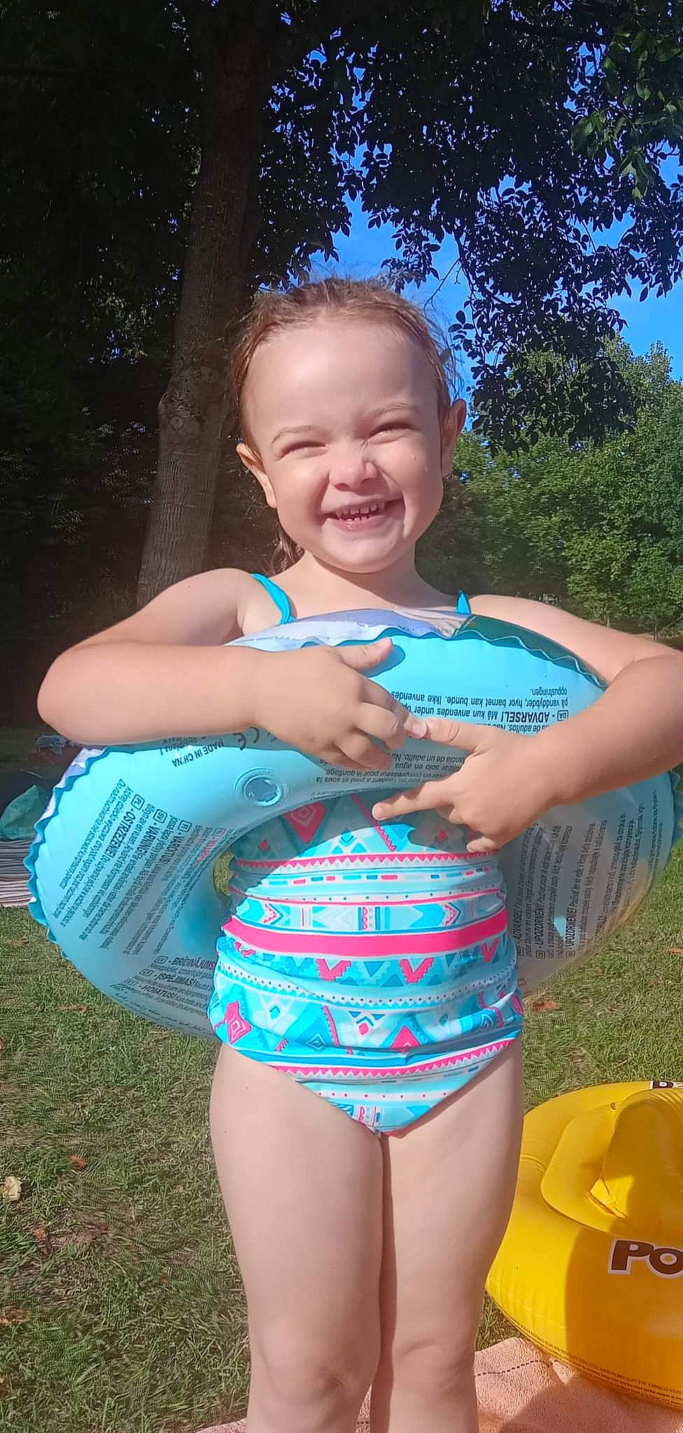 Ilaria participe au concours pour gagner de l'argent avec cette photo : arm, azure, clothing, finger, grass, happy, human_body, joy, leisure, muscle, organ, people_in_nature, person, pink, plant, shoulder, skin, smile, standing, stomach