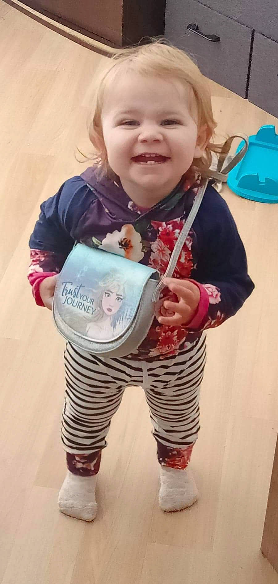 Kristina participe au concours pour gagner de l'argent avec cette photo : baby, baby_products, baby_toddler_clothing, cheek, child, clothing, fun, happy, joy, laugh, pattern, person, pink, play, portrait_photography, sitting, skin, sleeve, smile, t_shirt