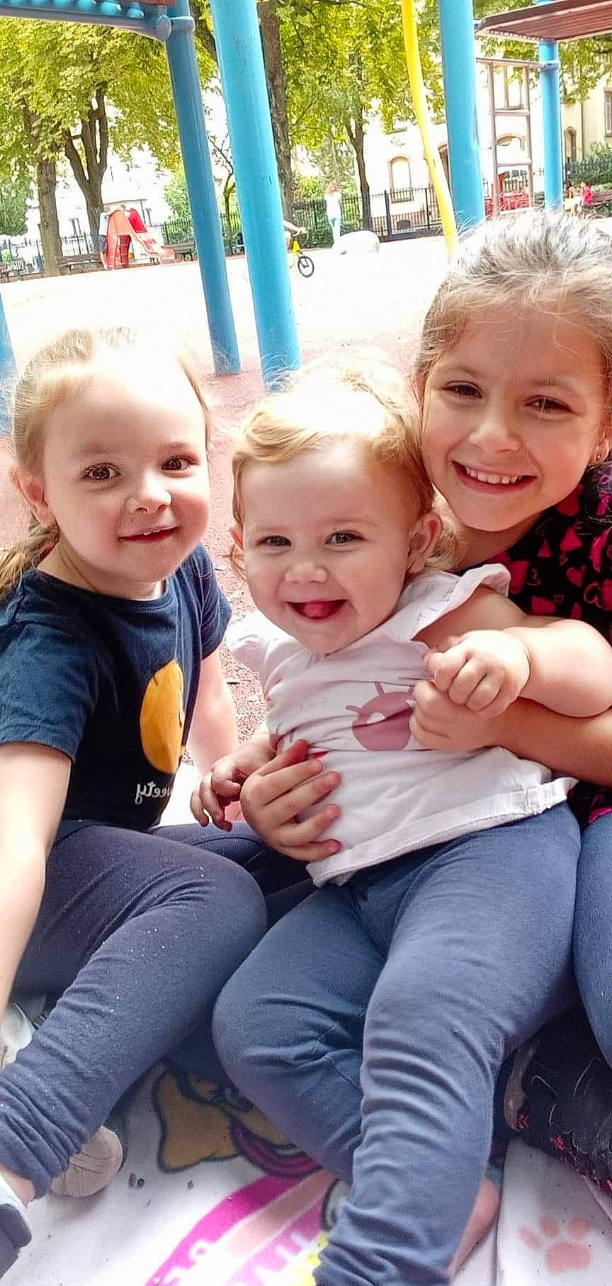 Kristina a rejoint le concours — aidez-le/la à gagner de superbes lots ! baby_toddler_clothing, blond, child, event, eye, fun, gesture, grass, happy, interaction, iris, joy, lap, leisure, people_in_nature, person, recreation, skin, smile, summer