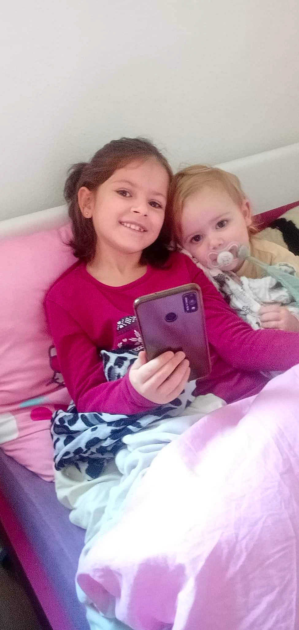 Giulia a rejoint le concours — aidez-le/la à gagner de superbes lots ! comfort, face, facial_expression, finger, fun, gadget, gesture, hair, happy, joy, lap, long_hair, magenta, person, pink, purple, shoulder, skin, sleeve, smile