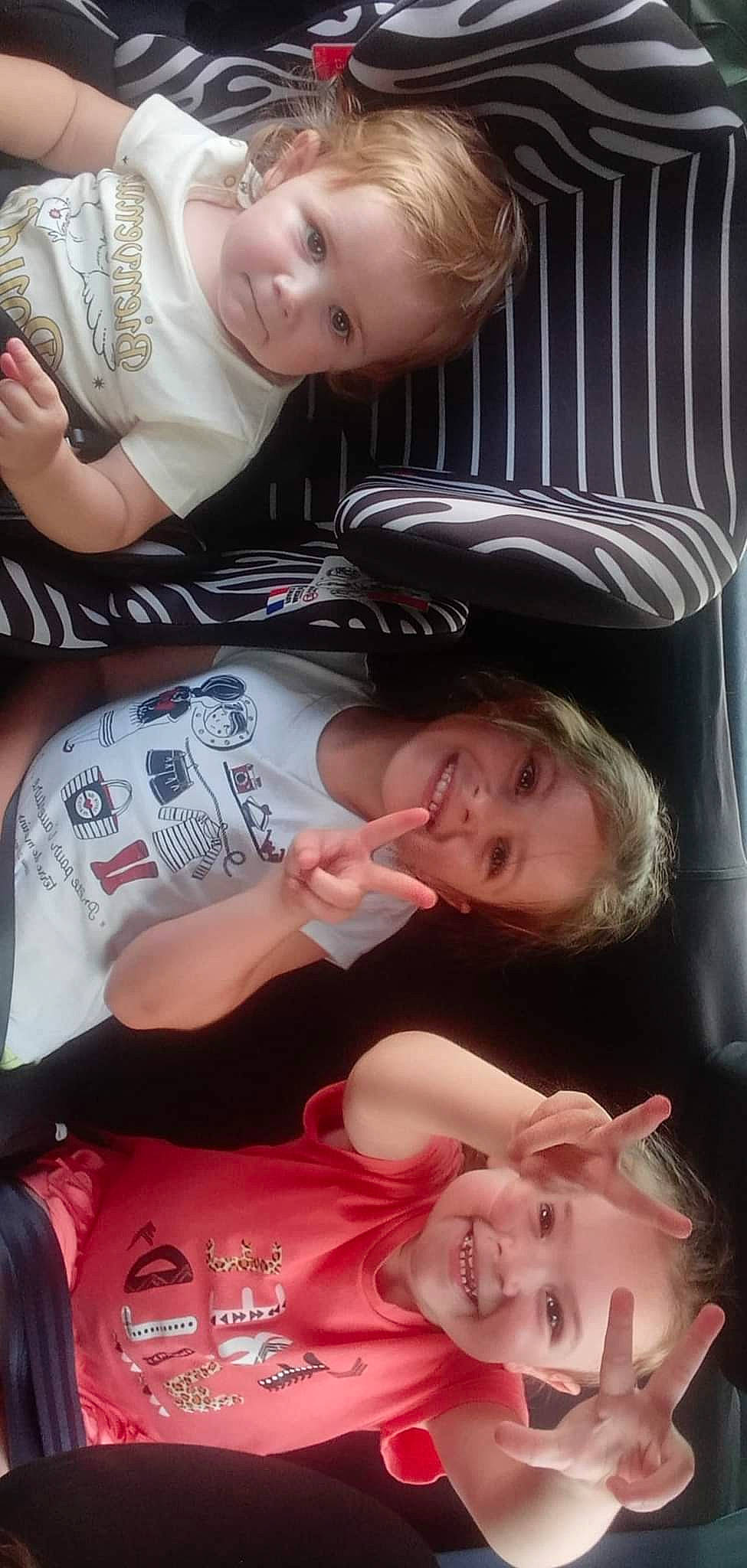 Giulia a rejoint le concours — aidez-le/la à gagner de superbes lots ! cheek, child, eye, facial_expression, finger, fun, gesture, hairstyle, happy, human, joy, mammal, mouth, organ, people, person, pink, product, skin, smile