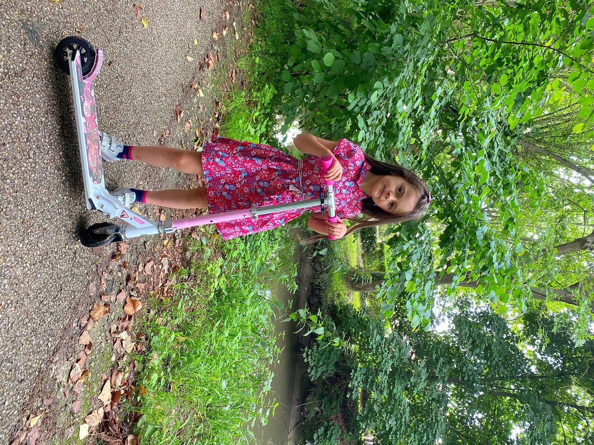 Elisabeth a rejoint le concours — aidez-le/la à gagner de superbes lots ! day_dress, dress, fun, grass, happy, human_leg, leisure, magenta, pattern, people_in_nature, person, plant, sandal, shadow, shrub, smile, street_fashion, terrestrial_plant, thigh, tree