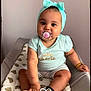 Amaya a rejoint le concours — aidez-le/la à gagner de superbes lots ! baby, pacifier, headband, mint_green, teddy_bear_pattern, blanket, cushion, sitting, cute, child, infant, clothing, bracelet, footwear, indoor, portrait, young_child, expression, looking, hand