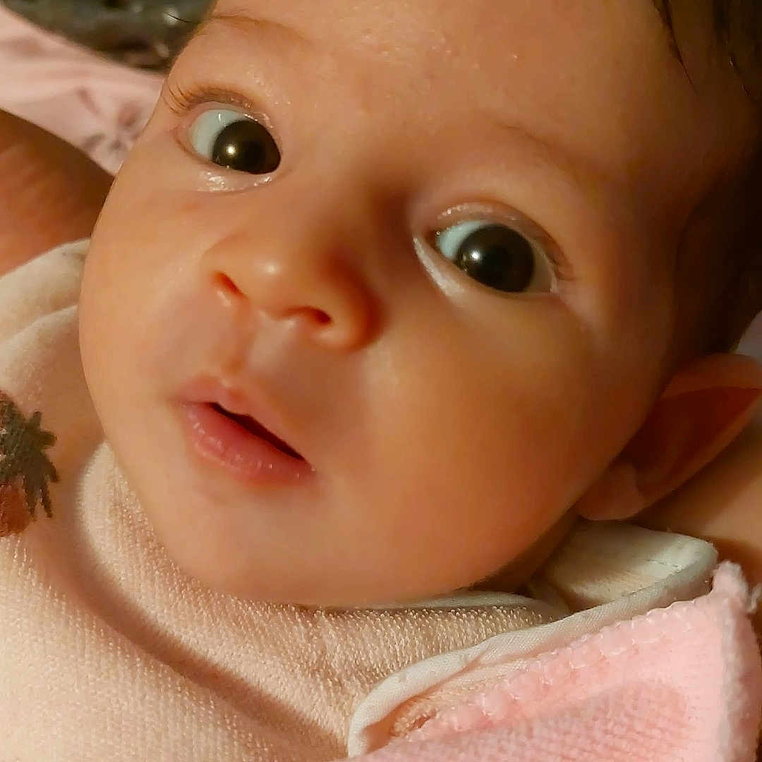Lina a rejoint le concours — aidez-le/la à gagner de superbes lots ! baby, infant, face, eyes, blanket, pink, skin, curious, closeup, portrait, indoors, child, young, cute, expression, clothing, newborn, soft, head, person
