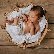 Pablo a rejoint le concours — aidez-le/la à gagner de superbes lots ! newborn, baby, sleeping, infant, basket, wooden_basket, white_clothing, knitted, cozy, blanket, wood_floor, peaceful, cute, child, portrait, indoors, resting, small, soft, wrapped