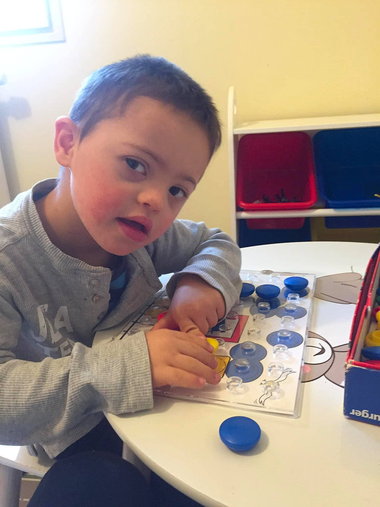 Louka participe au concours pour gagner de l'argent avec cette photo : art, child, homework, learning, paint, person, play, toddler