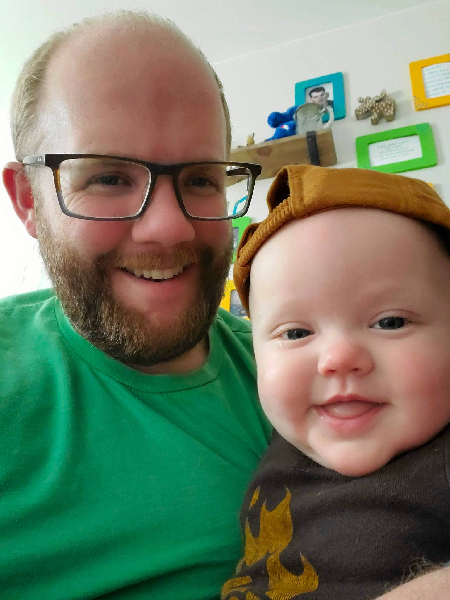 Bo is registered to the contest to win money with this photo: beard, blurred, cheek, chin, eye, eyebrow, eyewear, facial_expression, forehead, glasses, hair, hairstyle, happy, headwear, iris, joy, mouth, nose, organ, person