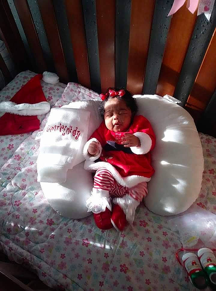 Lou'Cindy is registered to the contest to win money with this photo: fun, furniture, person, red