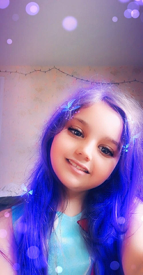 Folla participe au concours pour gagner de l'argent avec cette photo : azure, black_hair, chin, electric_blue, eyebrow, eyelash, flash_photography, happy, iris, jaw, joy, layered_hair, lip, magenta, makeover, person, pink, purple, skin, smile