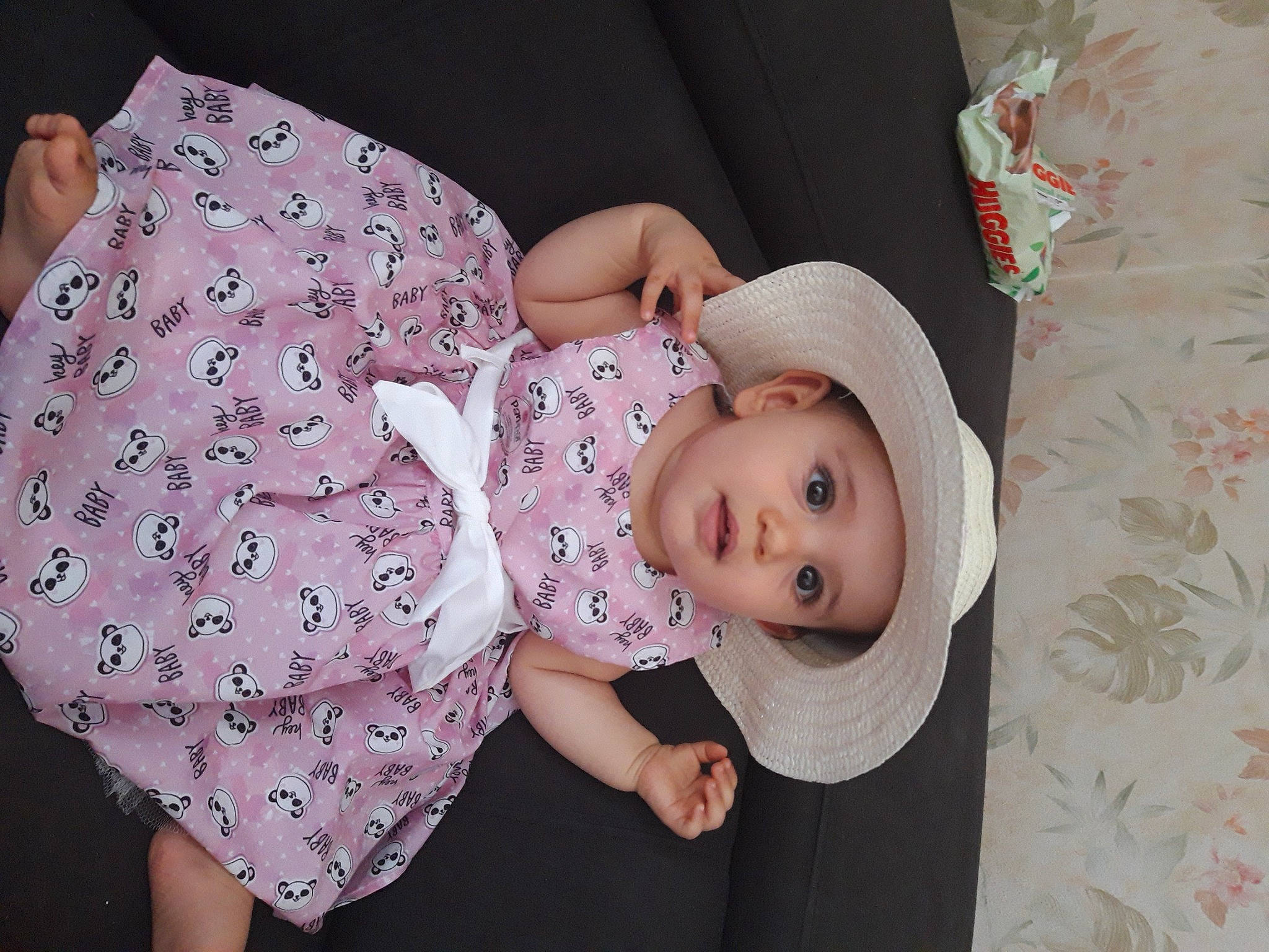 Firdawsse a rejoint le concours — aidez-le/la à gagner de superbes lots ! baby, baby_toddler_clothing, cheek, dress, eye, facial_expression, hand, hat, head, headgear, headwear, human_body, lip, person, pink, product, purple, skin, sleeve, sun_hat