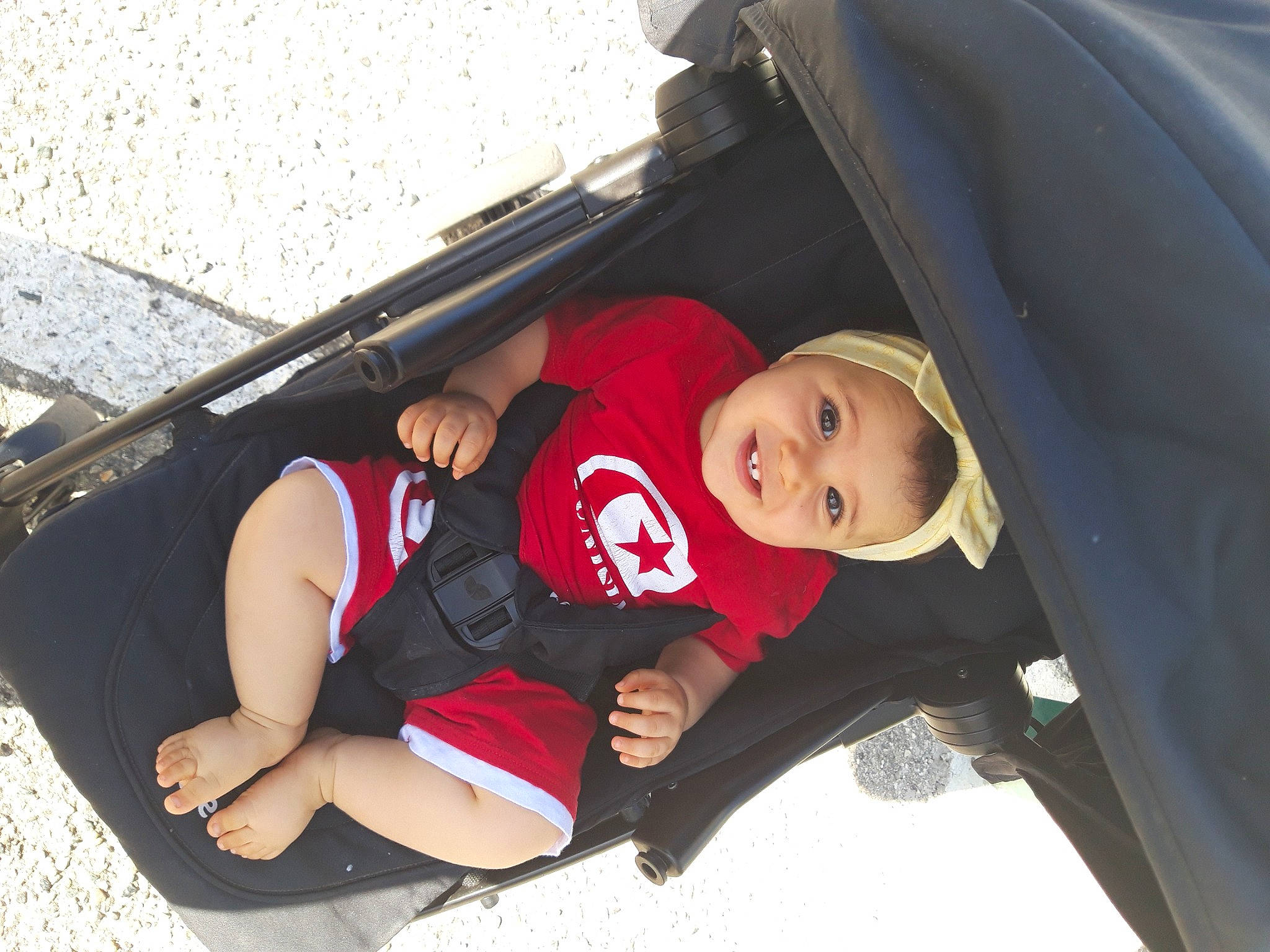 Firdawsse a rejoint le concours — aidez-le/la à gagner de superbes lots ! auto_part, automotive_design, automotive_exterior, automotive_wheel_system, baby_carriage, car_seat, comfort, family_car, hat, headwear, joy, leisure, luggage_and_bags, motor_vehicle, person, shorts, sitting, sneakers, toddler, travel