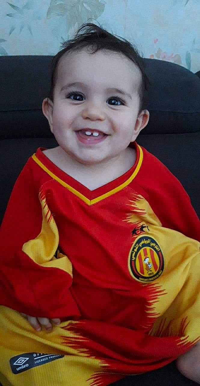 Firdawsse a rejoint le concours — aidez-le/la à gagner de superbes lots ! baby, baby_toddler_clothing, cheek, child, chin, eye, face, fun, happy, head, iris, joy, nose, orange, outerwear, person, product, skin, sleeve, smile