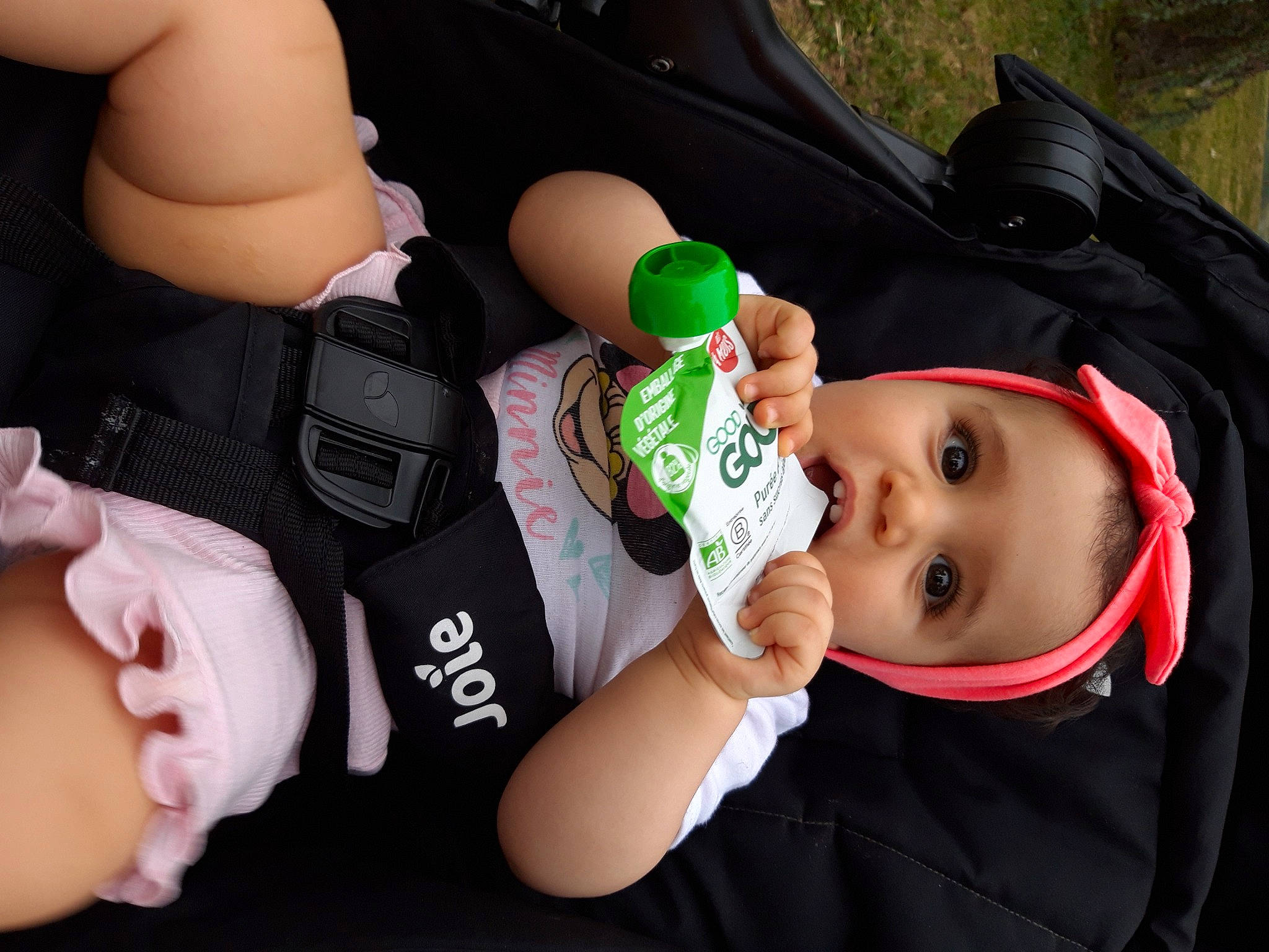 Firdawsse a rejoint le concours — aidez-le/la à gagner de superbes lots ! baby, black, bottle, cheek, cool, finger, fun, gesture, hand, mammal, mouth, nail, organ, people, person, plastic_bottle, product, skin, thumb, toddler