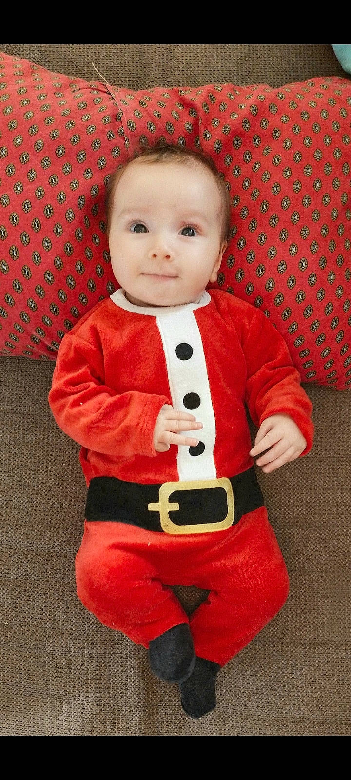 Léana a rejoint le concours — aidez-le/la à gagner de superbes lots ! arm, baby, baby_toddler_clothing, blazer, carmine, child, collar, costume, flooring, happy, jacket, long_sleeved_t_shirt, pattern, person, personal_protective_equipment, red, sleeve, sportswear, t_shirt, toddler