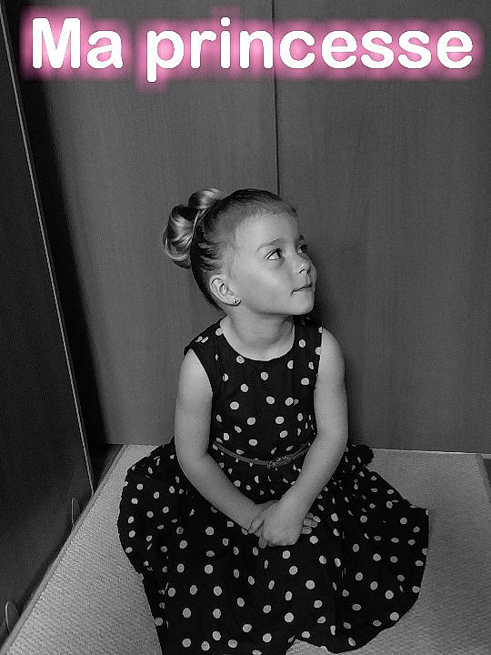 Shelby a rejoint le concours — aidez-le/la à gagner de superbes lots ! black_and_white, child, child_model, dance, design, dress, monochrome, pattern, person, photo_caption, photography, polka_dot, smile, style, toddler