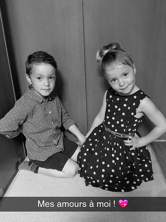 Shelby a rejoint le concours — aidez-le/la à gagner de superbes lots ! baby, black_and_white, child, child_model, design, dress, family, joy, monochrome, monochrome_photography, pattern, people, person, photograph, photography, room, sibling, sitting, smile, snapshot