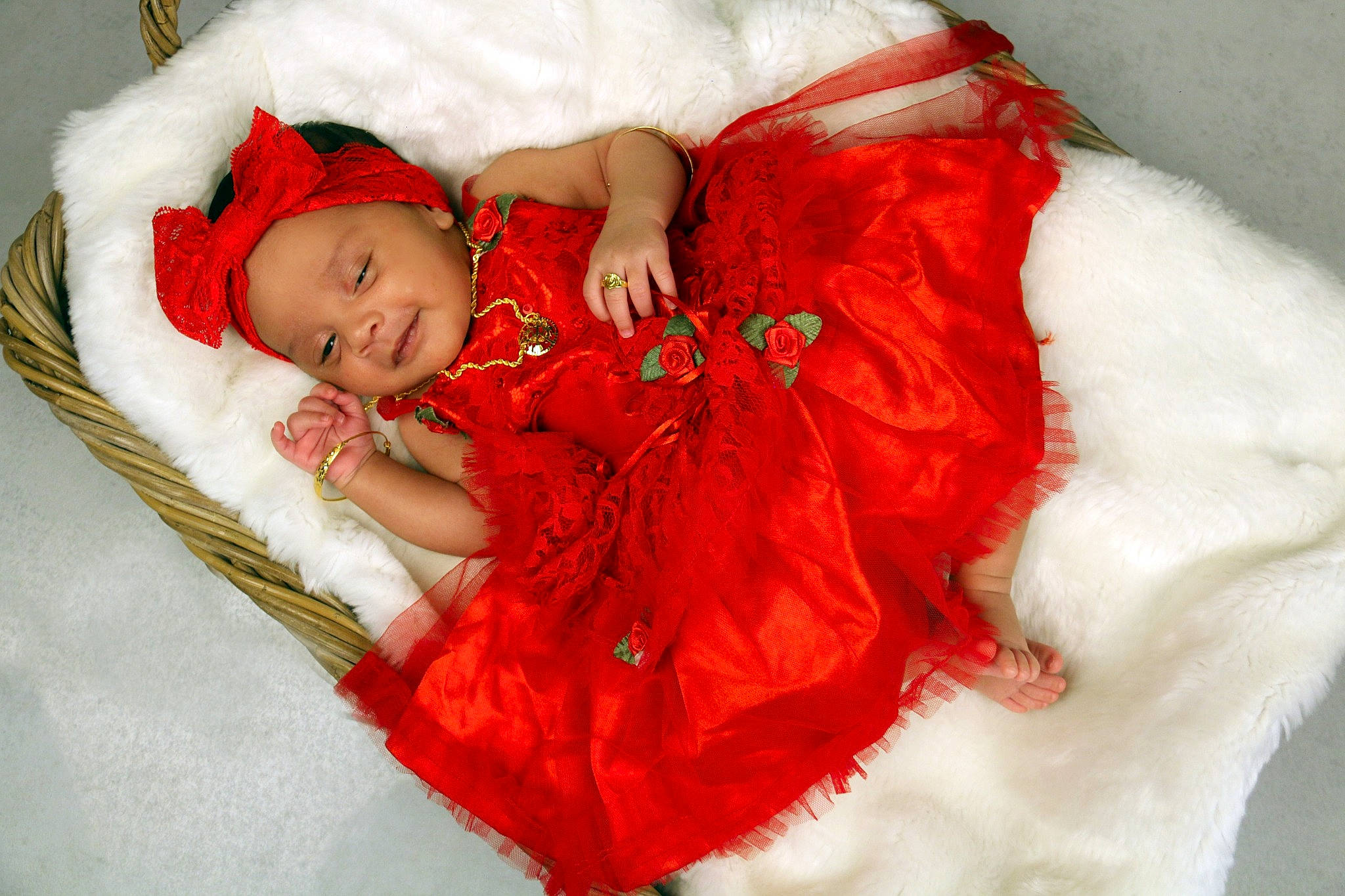 Ashanty a rejoint le concours — aidez-le/la à gagner de superbes lots ! baby, baby_toddler_clothing, child, comfort, dress, embellishment, eye, flesh, fun, fur, happy, headwear, jewellery, linens, person, pink, red, ruffle, sitting, sleeve