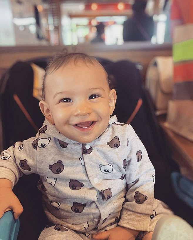 Laïhyon a rejoint le concours — aidez-le/la à gagner de superbes lots ! baby, baby_toddler_clothing, beauty, cheek, child, comfort, cool, flooring, fun, hairstyle, happy, iris, joy, laugh, nose, person, room, sitting, skin, sleeve