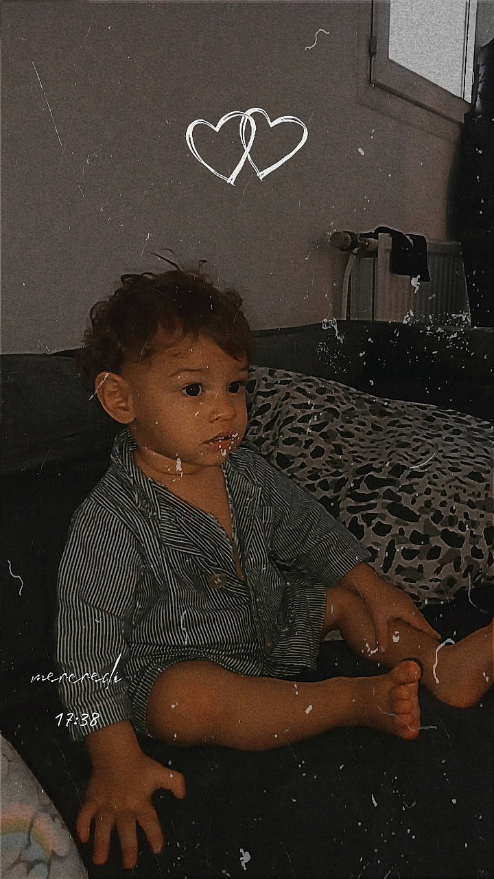 Laïhyon a rejoint le concours — aidez-le/la à gagner de superbes lots ! art, black, chair, cheek, child, darkness, flash_photography, fun, happy, lap, monochrome, monochrome_photography, person, room, sitting, snapshot, toddler, vintage_clothing, visual_arts