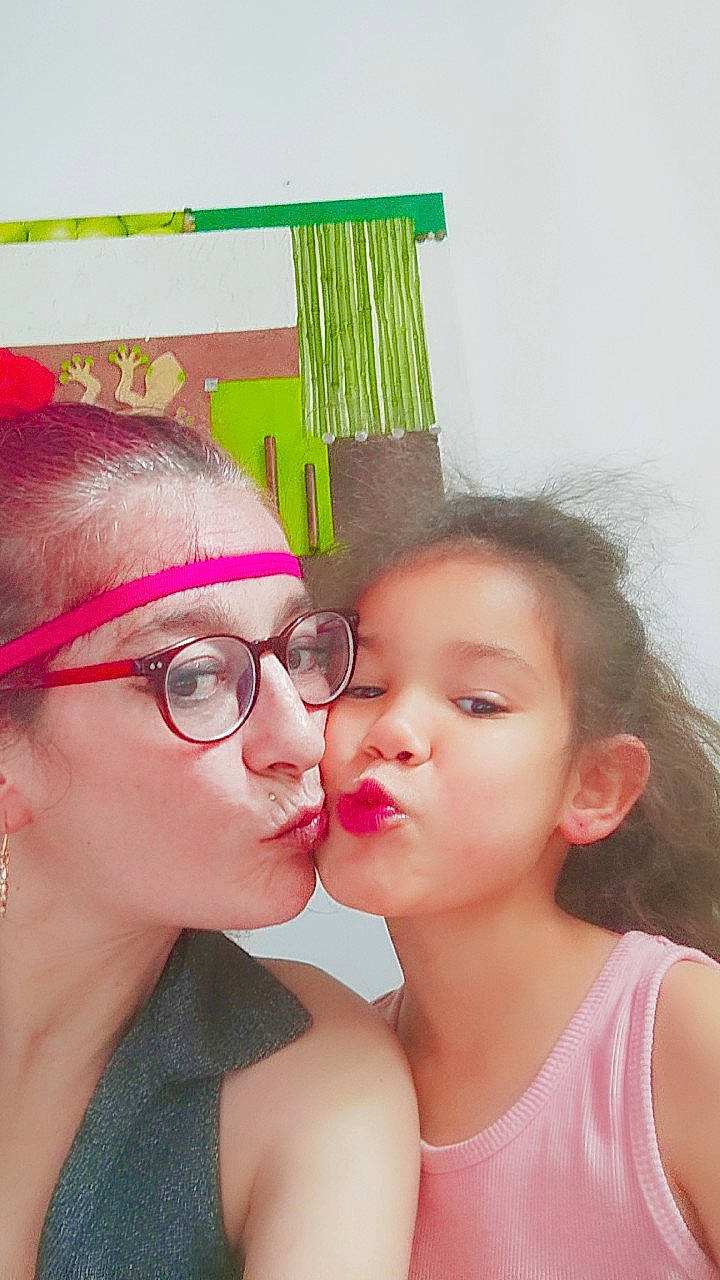 Séréna participe au concours pour gagner de l'argent avec cette photo : cheek, child, ear, event, eyebrow, eyelash, eyewear, face, fun, gesture, glasses, happy, jewellery, kiss, lip, nose, person, pink, skin, toddler