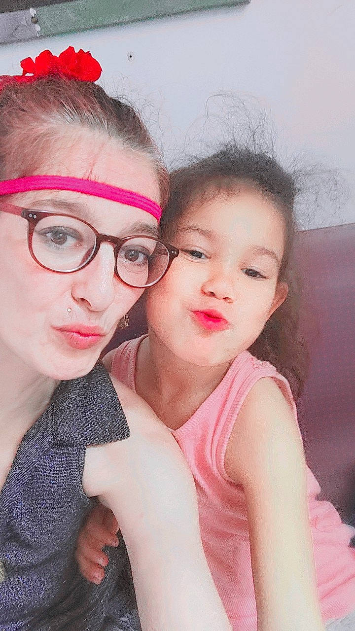 Séréna a rejoint le concours — aidez-le/la à gagner de superbes lots ! cheek, chin, dress, event, eyebrow, eyelash, eyewear, fun, gesture, glasses, happy, iris, lip, magenta, neck, nose, person, pink, skin, toddler