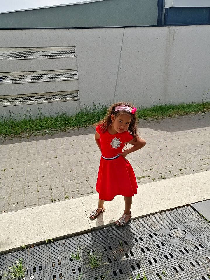 Séréna participe au concours pour gagner de l'argent avec cette photo : asphalt, day_dress, dress, flooring, grass, human_leg, leisure, line, magenta, one_piece_garment, pattern, person, plant, road, road_surface, sidewalk, sleeve, sunglasses, toddler, waist