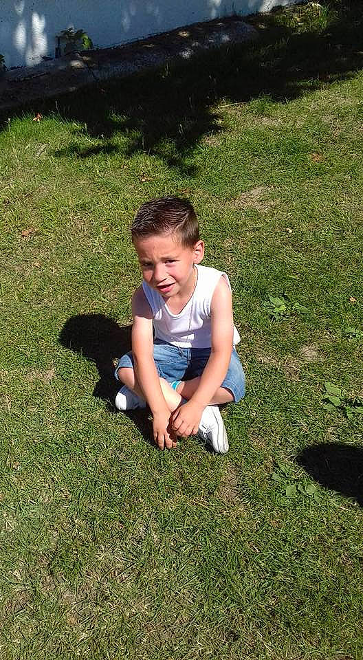 Alenzo a rejoint le concours — aidez-le/la à gagner de superbes lots ! boy, child, day, fun, girl, grass, green, joy, lawn, leisure, male, nature, person, photograph, plant, play, recreation, sitting, summer, tree