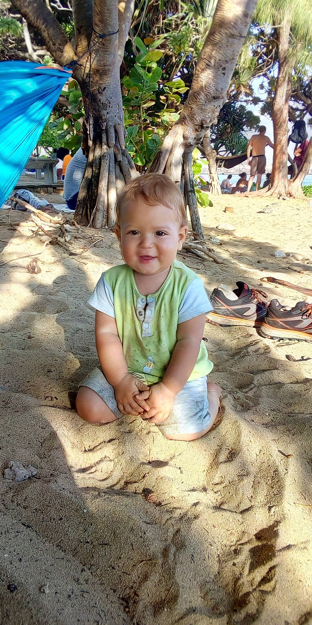 Bradley participe au concours pour gagner de l'argent avec cette photo : adaptation, child, fawn, joy, person, plant, play, smile, tree, trunk, vacation