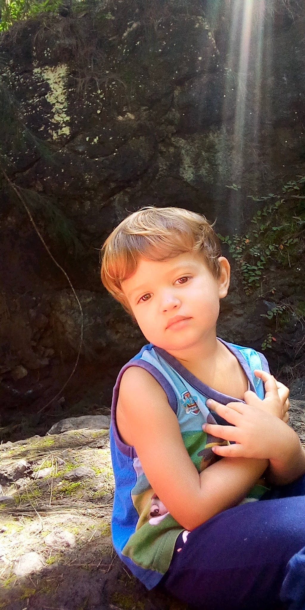 Ayann a rejoint le concours — aidez-le/la à gagner de superbes lots ! child, fawn, grass, person, sitting, smile, summer, toddler, tree, vacation