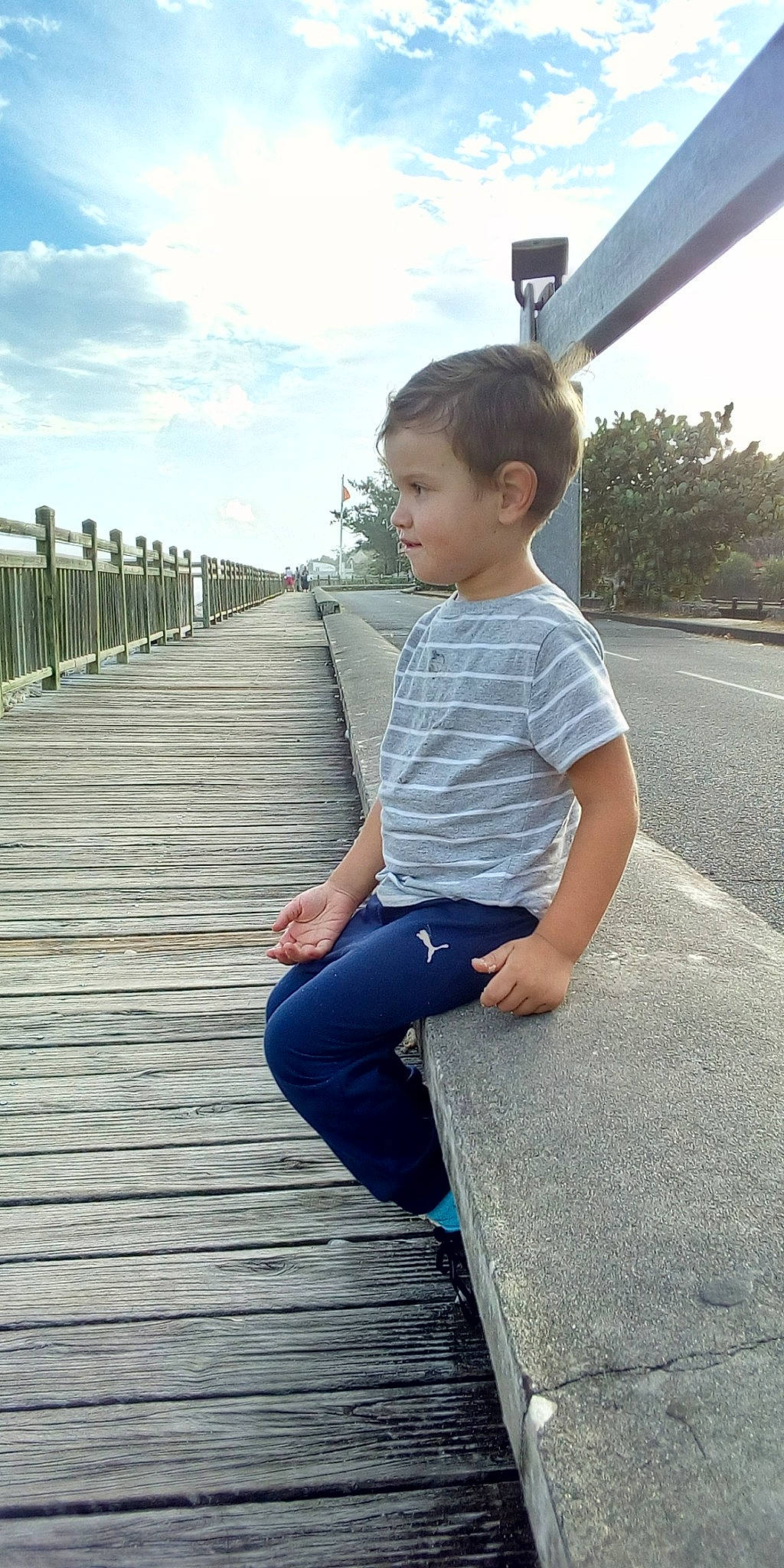 Ayann participe au concours pour gagner de l'argent avec cette photo : child, denim, jeans, leisure, person, photography, sitting, standing, summer, t_shirt, toddler, vacation