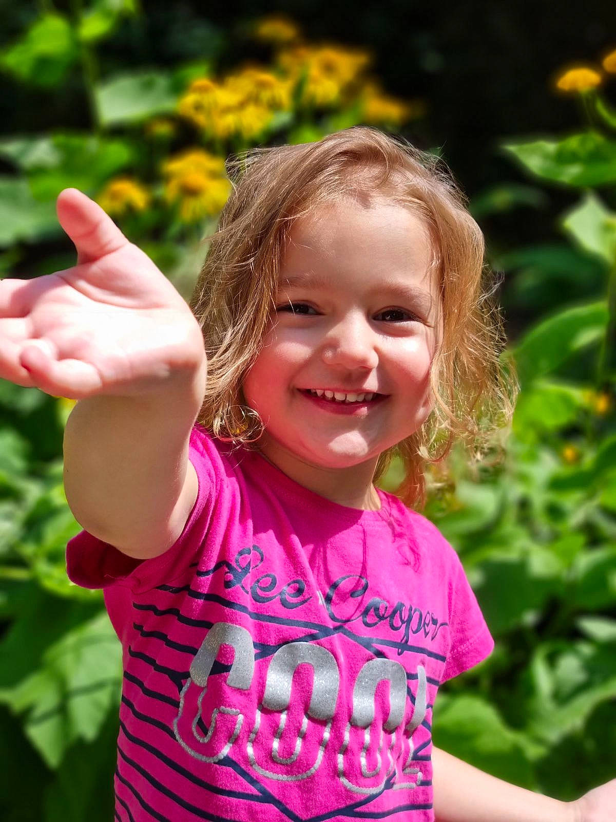 Rose a rejoint le concours — aidez-le/la à gagner de superbes lots ! arm, eye, facial_expression, finger, gesture, grass, hairstyle, hand, happy, head, joy, leaf, lip, nature, organ, people_in_nature, person, plant, shoulder, sleeve