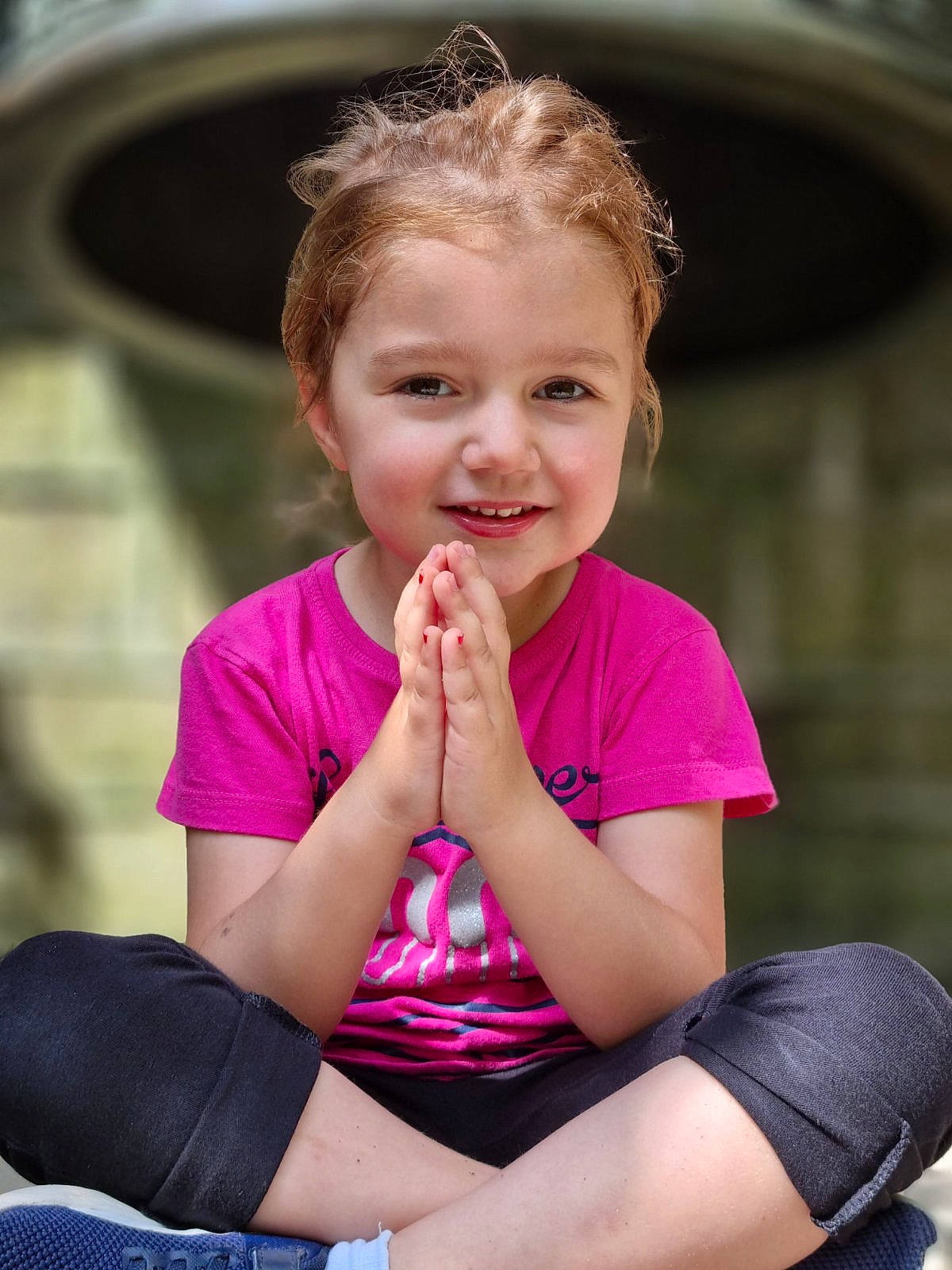 Rose participe au concours pour gagner de l'argent avec cette photo : arm, chin, clothing, eye, flash_photography, fun, gesture, grass, happy, head, joy, knee, leisure, lip, mouth, neck, person, shoulder, skin, smile