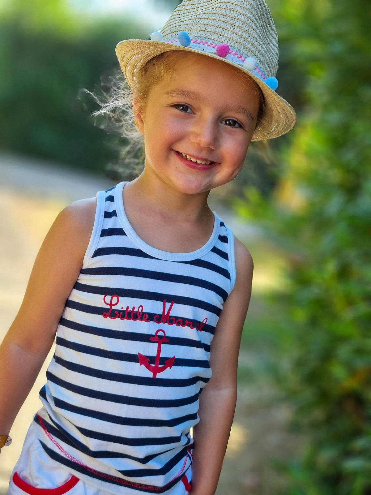 Rose participe au concours pour gagner de l'argent avec cette photo : cap, child, cool, electric_blue, face, flash_photography, fun, grass, happy, hat, headgear, headwear, joy, leaf, leisure, people_in_nature, person, smile, summer, sun_hat