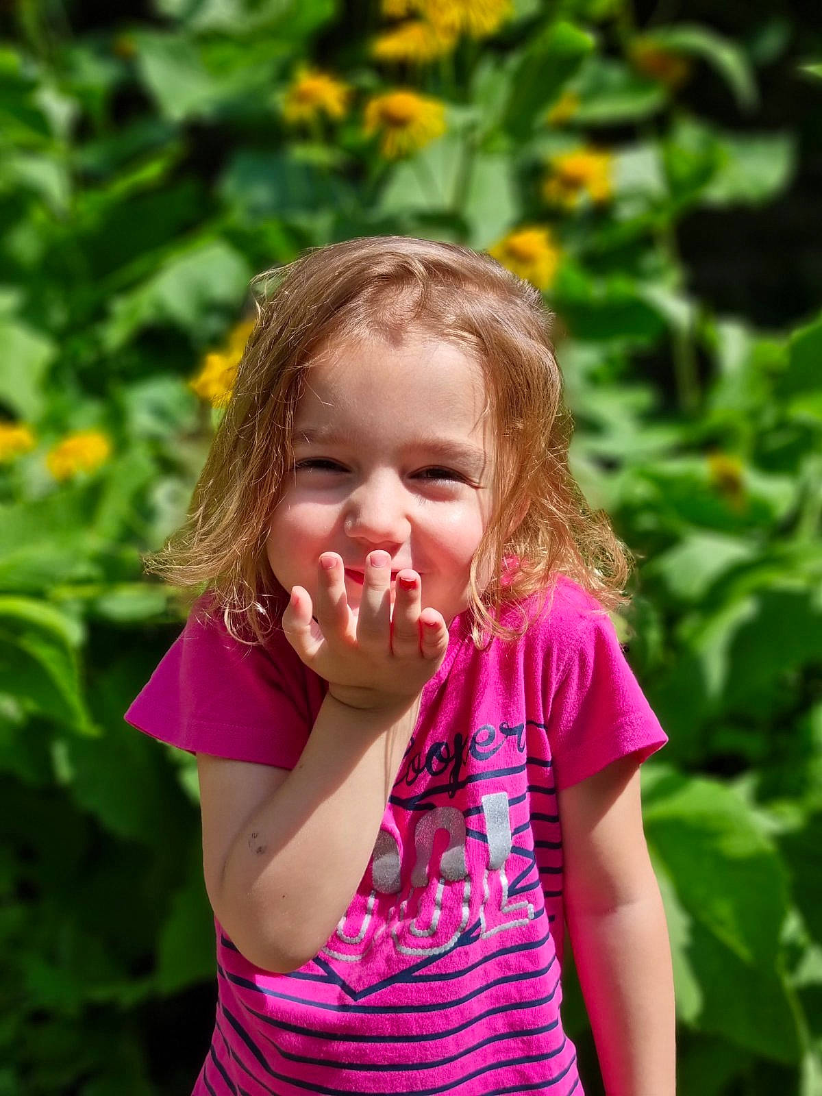 Rose participe au concours pour gagner de l'argent avec cette photo : botany, eye, face, flower, gesture, grass, happy, head, iris, joy, leaf, lip, mouth, natural_environment, nature, nose, people_in_nature, person, plant, shoulder