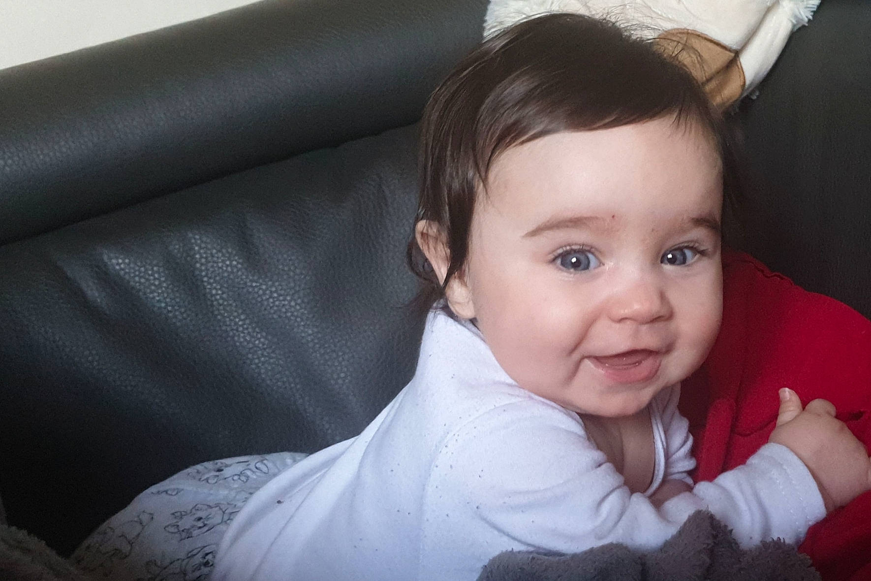 Amira participe au concours pour gagner de l'argent avec cette photo : arm, baby, beauty, cheek, child, chin, ear, eye, face, finger, hair, hairstyle, head, iris, lip, nose, person, photography, skin, smile