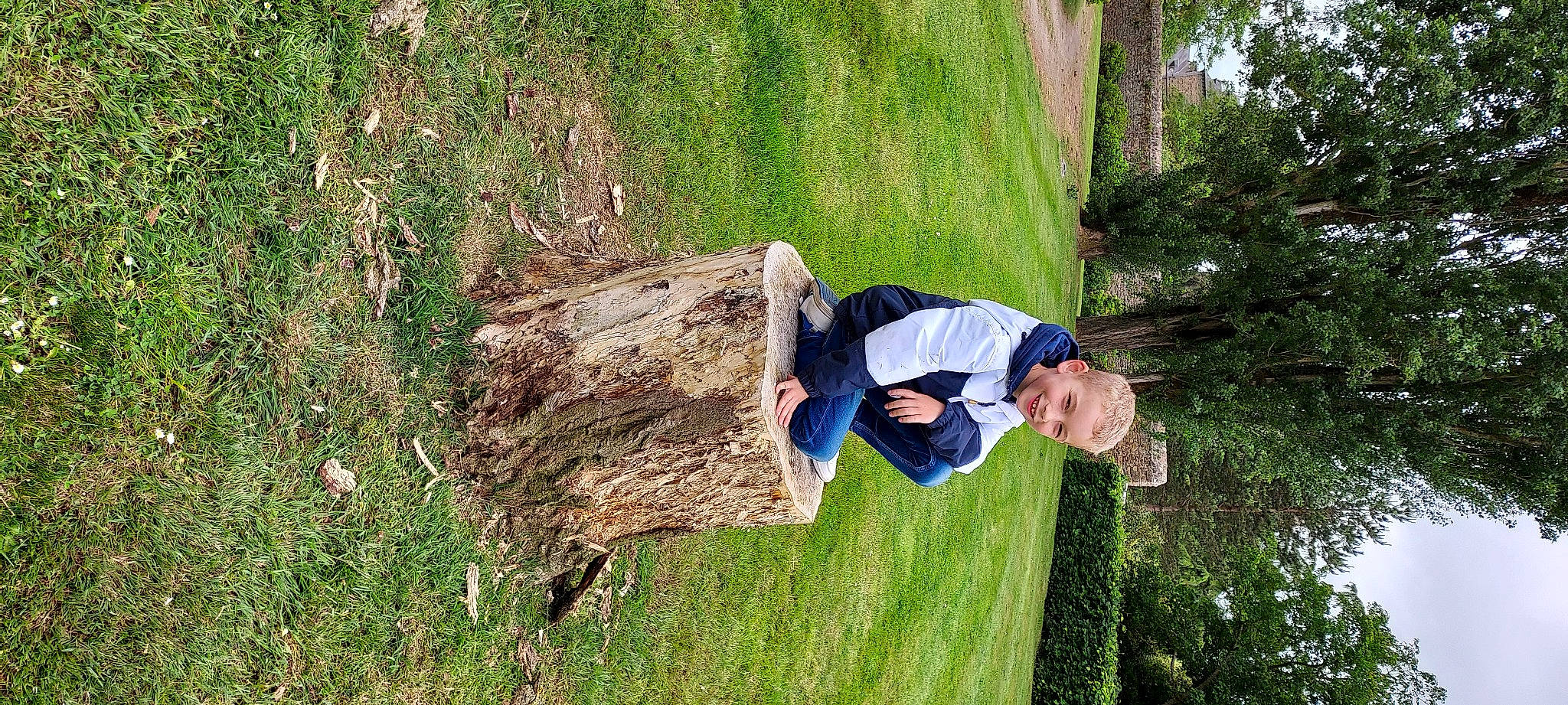 Théo participe au concours pour gagner de l'argent avec cette photo : adventure, fun, grass, grass_family, grassland, groundcover, happy, joy, landscape, lawn, leisure, natural_environment, natural_landscape, people_in_nature, person, plant, recreation, soil, tree, trunk