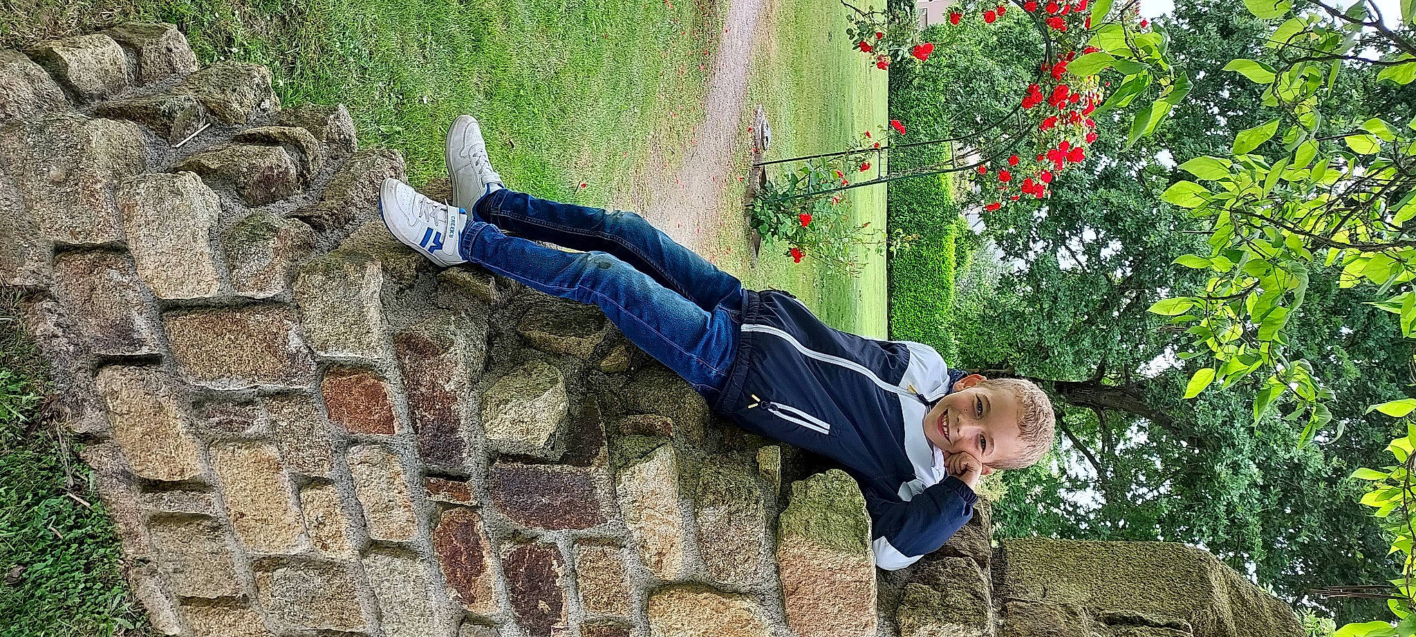 Théo a rejoint le concours — aidez-le/la à gagner de superbes lots ! cobblestone, coquelicot, denim, electric_blue, flower, fun, grass, happy, joy, leisure, people_in_nature, person, plant, recreation, sitting, tree, walking_shoe