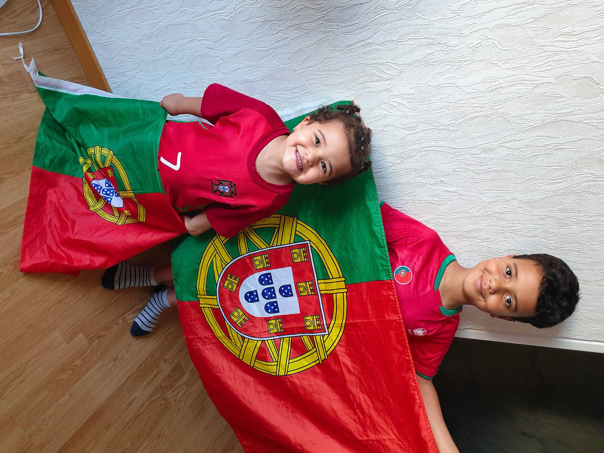 Angeline participe au concours pour gagner de l'argent avec cette photo : carmine, costume, event, fictional_character, flooring, fun, gesture, happy, holiday, jersey, joy, linens, logo, pajamas, person, sleeve, smile, sportswear, t_shirt, uniform