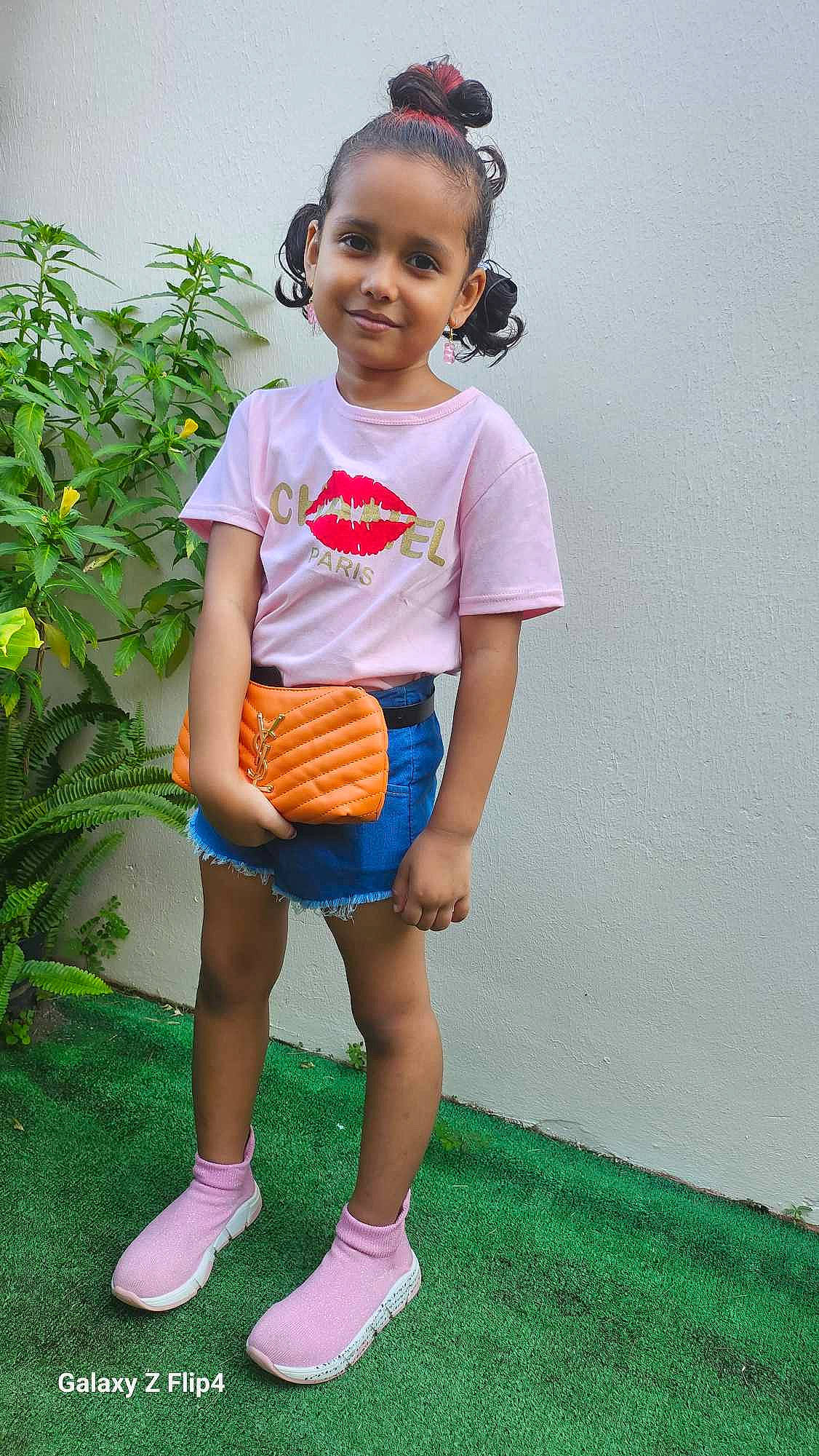 Lylah a rejoint le concours — aidez-le/la à gagner de superbes lots ! baby_toddler_clothing, child, clothing, face, fun, grass, hair, happy, head, joy, knee, leisure, person, plant, shorts, sleeve, smile, standing, t_shirt, thigh