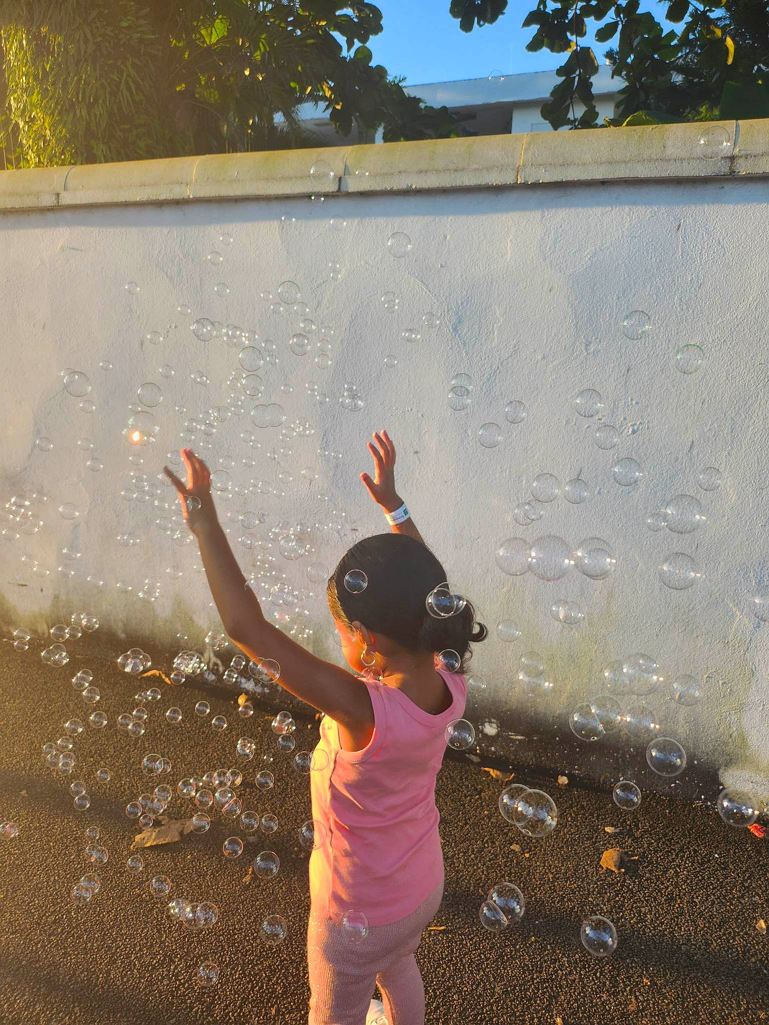 Lylah participe au concours pour gagner de l'argent avec cette photo : asphalt, chalk, concrete, fun, gesture, grass, happy, leaf, leisure, people_in_nature, person, play, recreation, road_surface, shadow, sidewalk, tints_and_shades, toddler, tree, water