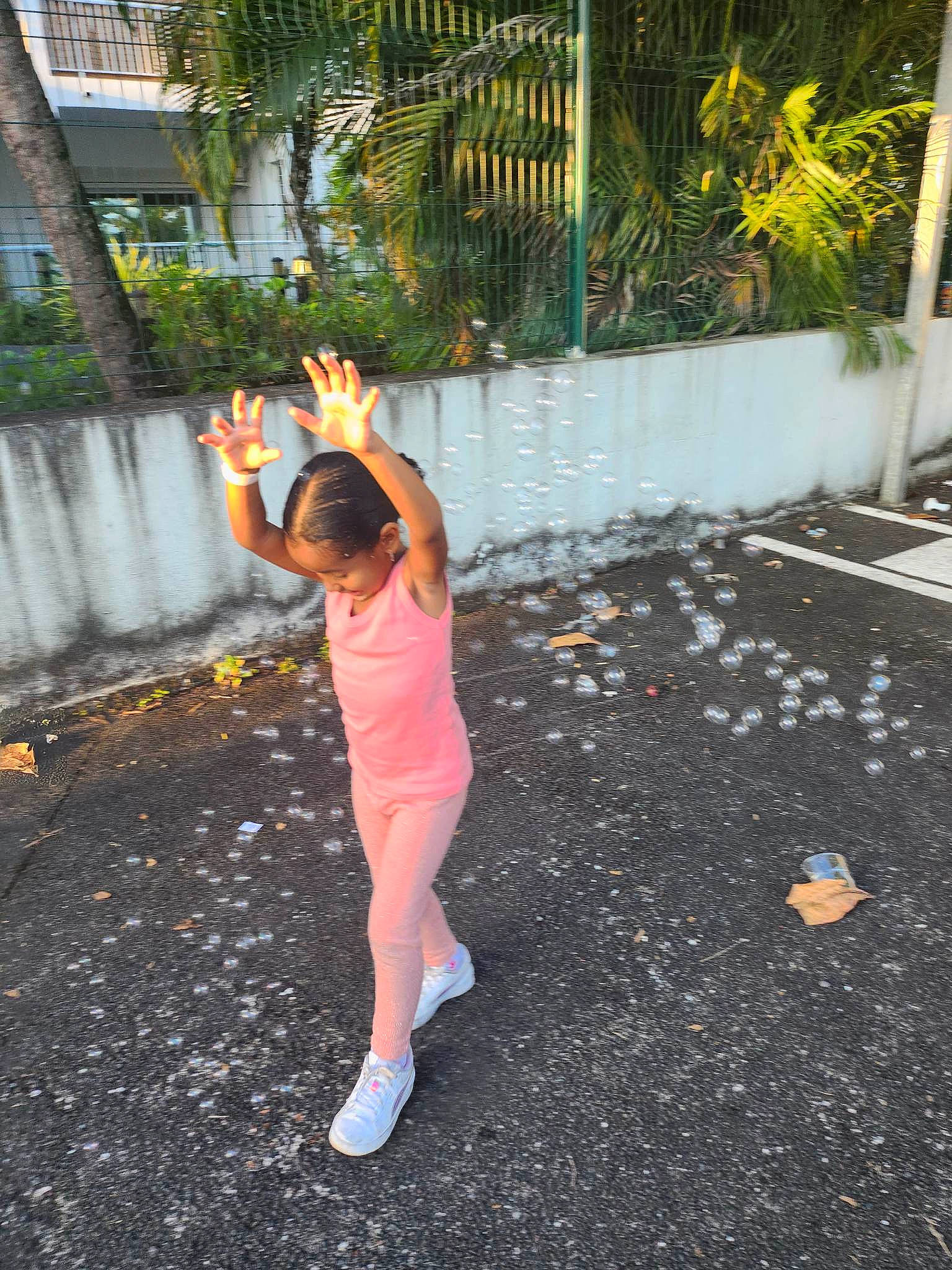 Lylah a rejoint le concours — aidez-le/la à gagner de superbes lots ! asphalt, event, flash_photography, fun, grass, happy, human_leg, leaf, leisure, magenta, people_in_nature, person, plant, public_space, recreation, road, road_surface, sidewalk, soil, toddler