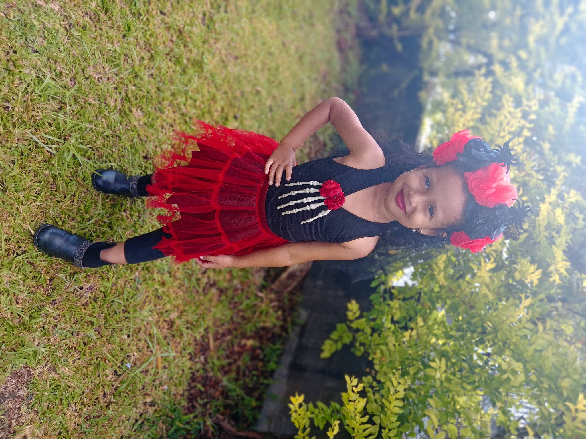 Lylah participe au concours pour gagner de l'argent avec cette photo : child, coquelicot, fun, grass, happy, hat, human_leg, joy, landscape, leisure, people_in_nature, person, plant, recreation, running, shorts, smile, sneakers, sports_uniform, t_shirt