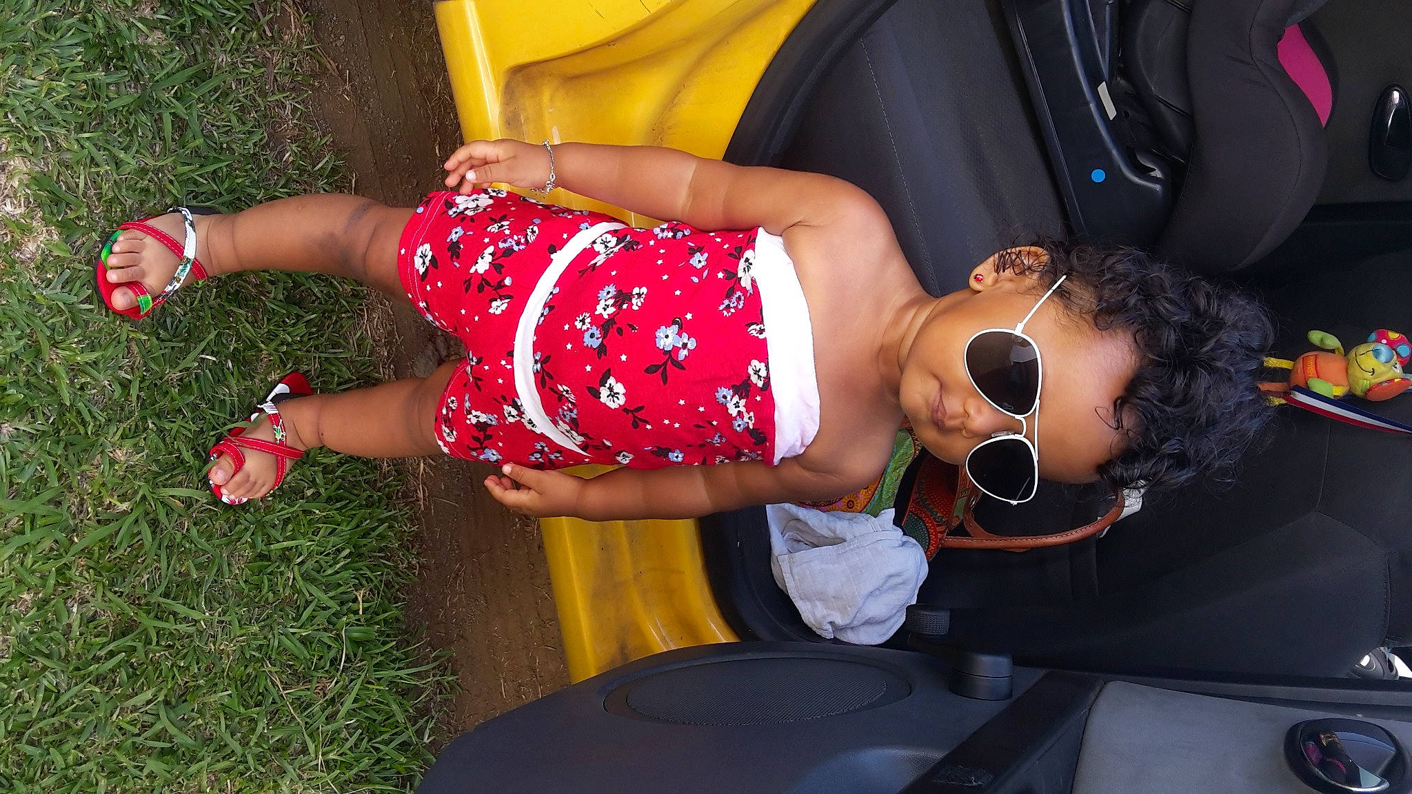 Lylah participe au concours pour gagner de l'argent avec cette photo : child, fun, grass, person, pink