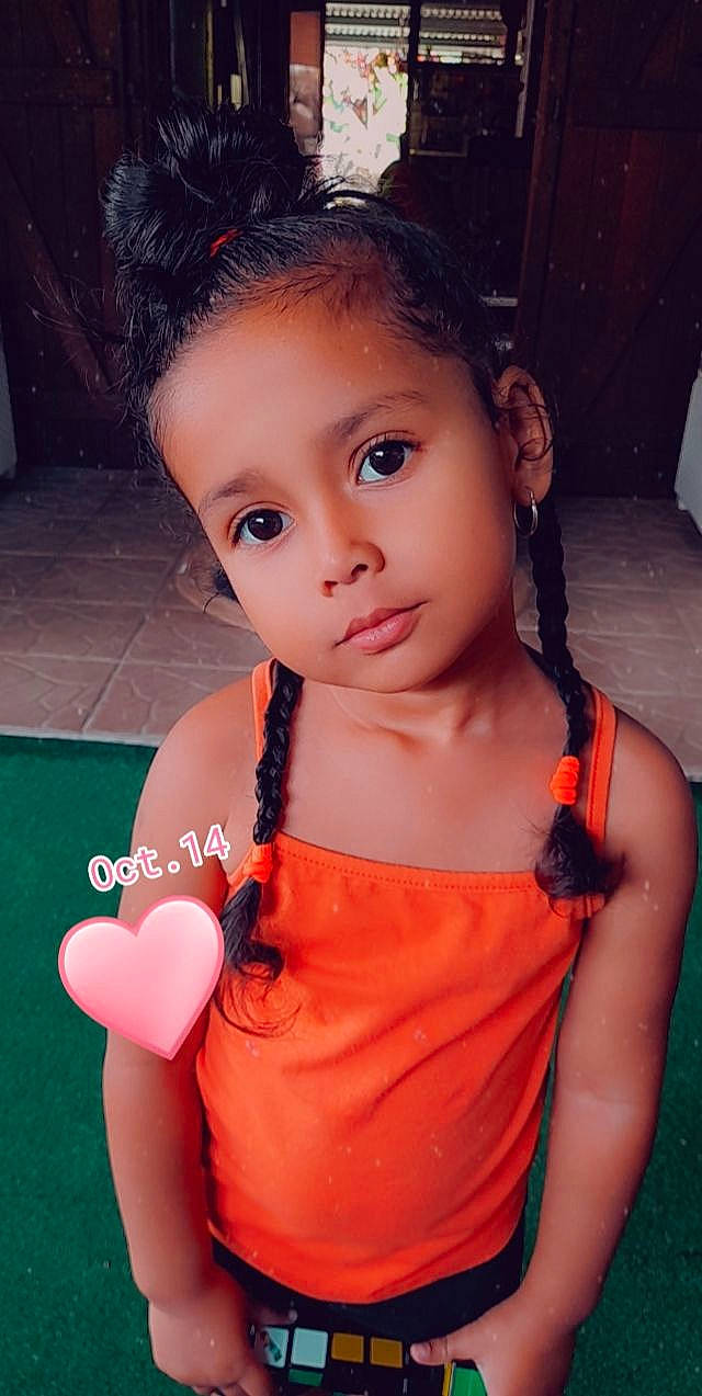 Lylah participe au concours pour gagner de l'argent avec cette photo : cheek, chin, dress, eye, eyebrow, eyelash, facial_expression, flash_photography, forehead, gesture, hair, hairstyle, head, lip, neck, nose, organ, person, shoulder, skin