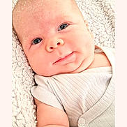 Helio a rejoint le concours — aidez-le/la à gagner de superbes lots ! arm, baby, blanket, blue_eyes, child, close_up, cute, face, indoors, infant, newborn, person, portrait, resting, skin, sleepwear, smiling, soft_texture, white_clothing, young_child
