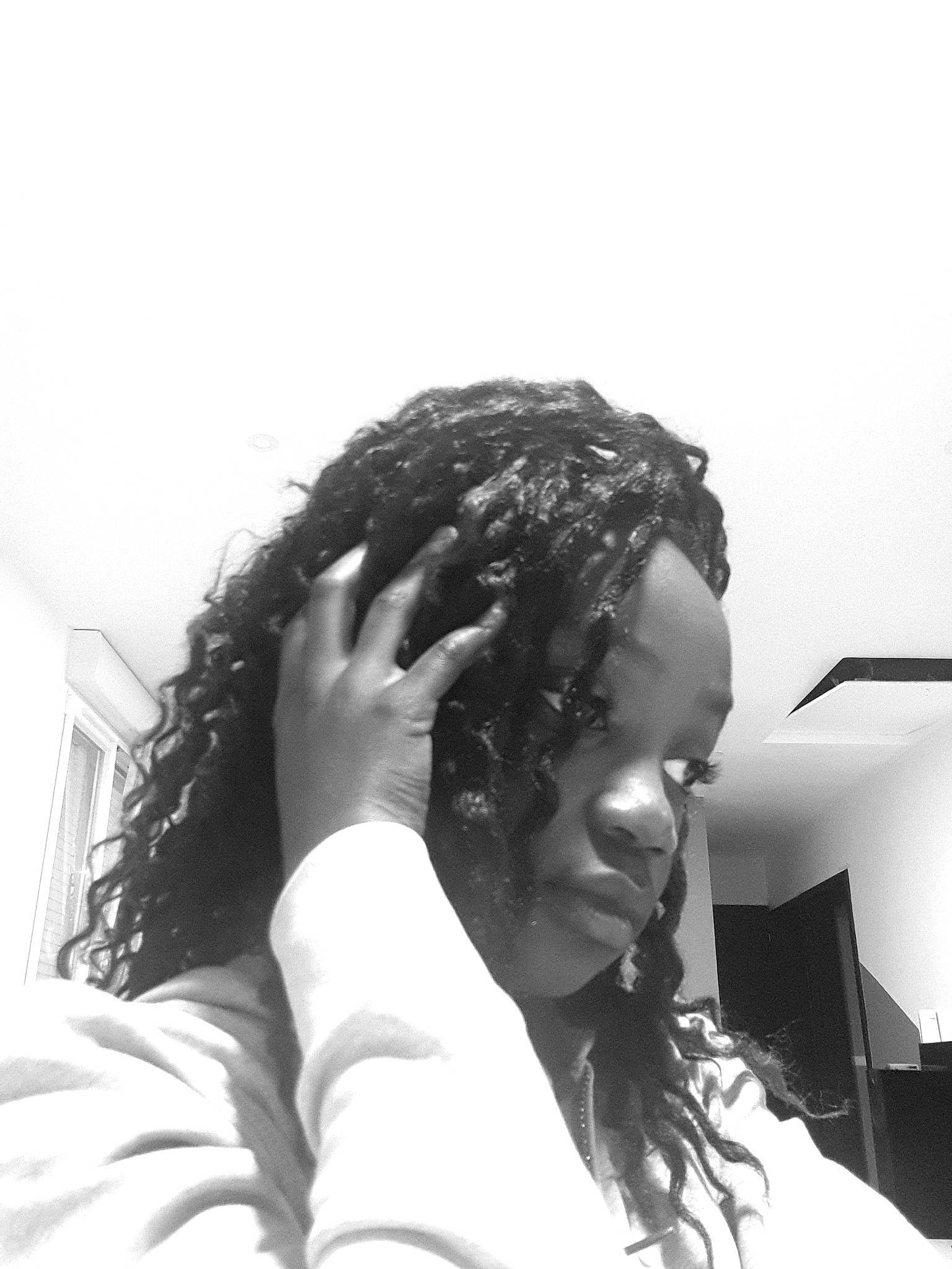 Hillary a rejoint le concours — aidez-le/la à gagner de superbes lots ! black, black_and_white, black_hair, dreadlocks, hair, hairstyle, jheri_curl, monochrome, person, photography, stock_photography, style, white