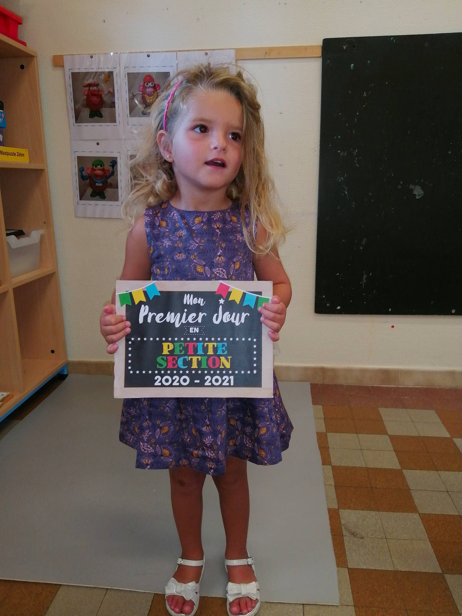 Orlena a rejoint le concours — aidez-le/la à gagner de superbes lots ! ankle, blackboard, child, day_dress, fashion_design, floor, flooring, foot, one_piece_garment, pattern, person, polka_dot, shelf, shelving, style, tile, tile_flooring, under_exposed