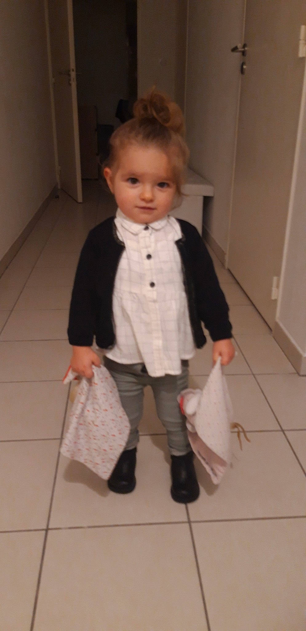 Orlèna participe au concours pour gagner de l'argent avec cette photo : child, costume, floor, flooring, girl, outerwear, person, product, standing, textile, toddler