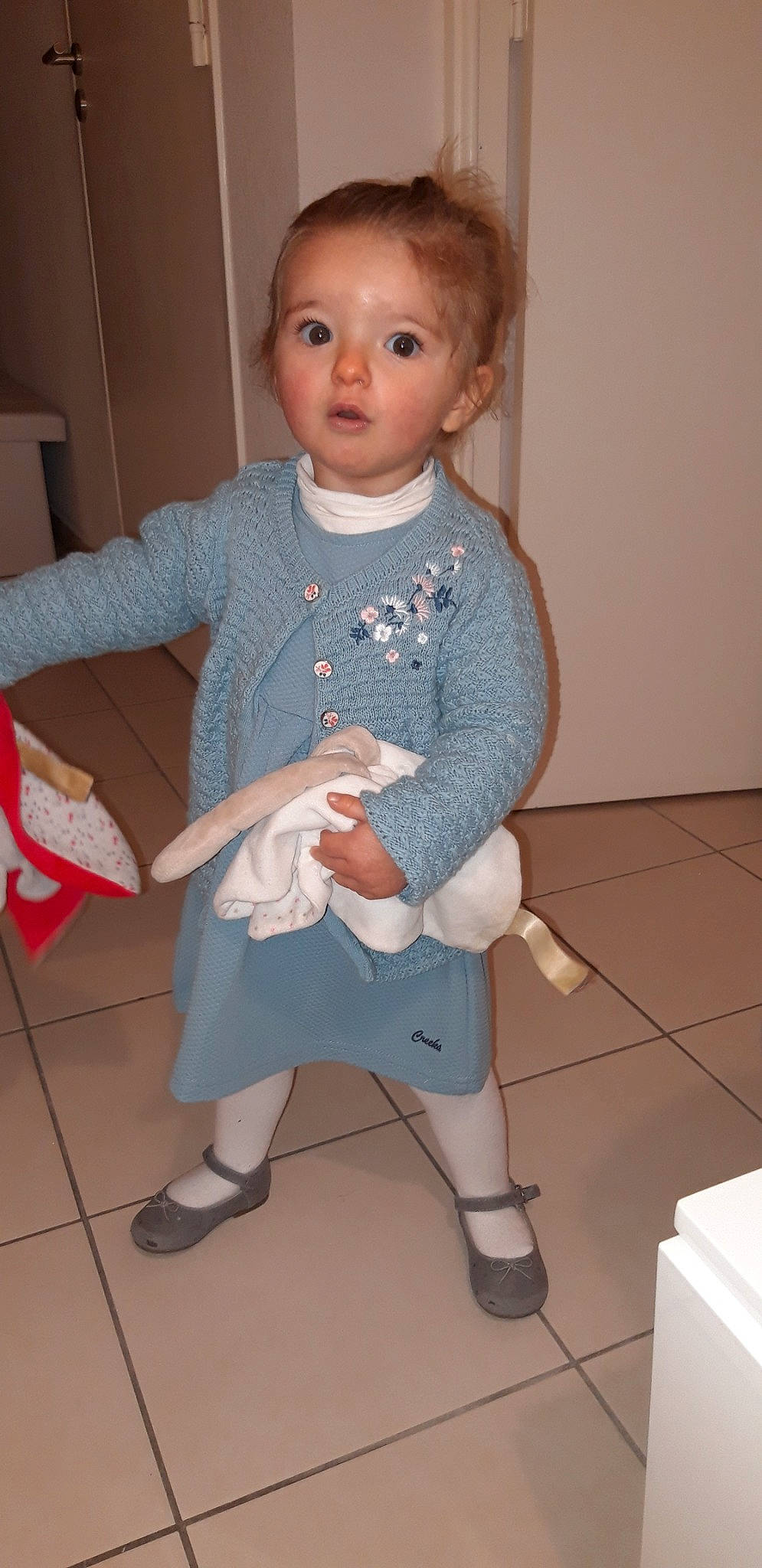 Orlèna participe au concours pour gagner de l'argent avec cette photo : arm, blue, boy, child, day, floor, girl, hair, human_hair_color, infant, leg, outerwear, person, product, shoulder, sitting, skin, standing, surprise, textile